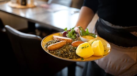 Die Bundesregierung plant, die Mehrwertsteuer in der Gastronomie von Januar an zu senken. (Archivbild)  / Foto: Sina Schuldt/dpa