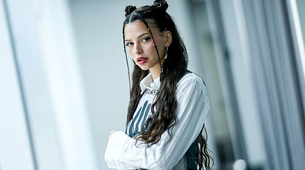 Ein Arzt habe ihr davon abgeraten, auf die Bühne zu gehen, sagte Sängerin Nina Chuba. (Archivbild) / Foto: Britta Pedersen/dpa