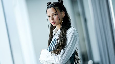 Ein Arzt habe ihr davon abgeraten, auf die Bühne zu gehen, sagte Sängerin Nina Chuba. (Archivbild) / Foto: Britta Pedersen/dpa