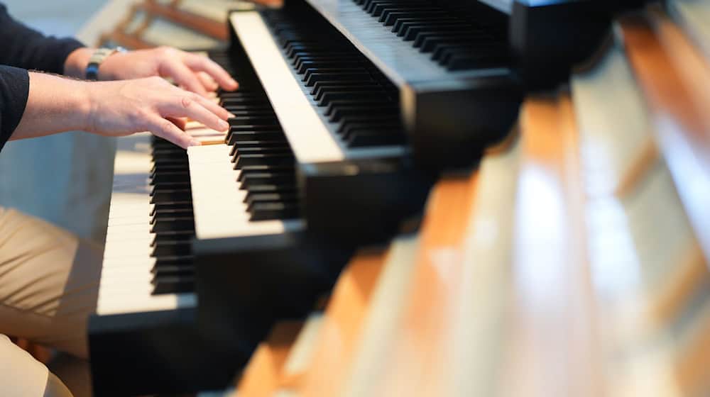 Kirchenmusikerinnen und Kirchenmusiker besitzen in vielen Gemeinden eine existenzielle Schlüsselfunktion mit ihrer Musik - auch in Hamburg, Schleswig-Holstein, Mecklenburg-Vorpommern und Niedersachsen. (Symbolbild) / Foto: Marcus Brandt/dpa