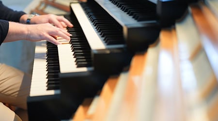 Kirchenmusikerinnen und Kirchenmusiker besitzen in vielen Gemeinden eine existenzielle Schlüsselfunktion mit ihrer Musik - auch in Hamburg, Schleswig-Holstein, Mecklenburg-Vorpommern und Niedersachsen. (Symbolbild) / Foto: Marcus Brandt/dpa