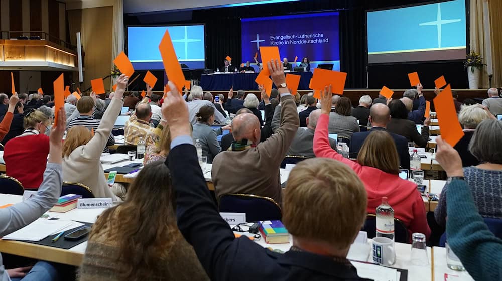 Die Mitglieder der Nordkirchensynode stimmen zum Auftakt ihrer Sitzung über eine neue Kirchenleitung ab. (Symbolbild) / Foto: Marcus Brandt/dpa