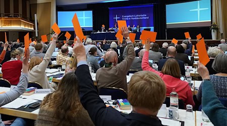 Die Mitglieder der Nordkirchensynode stimmen zum Auftakt ihrer Sitzung über eine neue Kirchenleitung ab. (Symbolbild) / Foto: Marcus Brandt/dpa