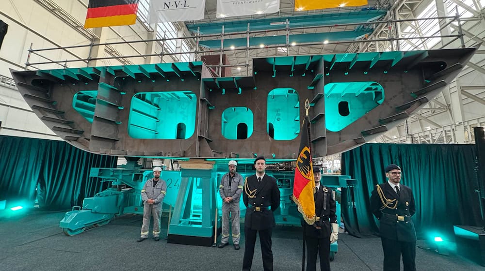 Auf der Peene-Werft in Wolgast ist die Kiellegung für neues Flottendienstboot erfolgt. / Foto: Stefan Sauer/dpa