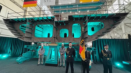 Auf der Peene-Werft in Wolgast ist die Kiellegung für neues Flottendienstboot erfolgt. / Foto: Stefan Sauer/dpa