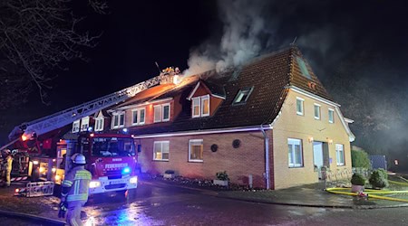 Einsatzkräfte mehrerer Feuerwehren waren in der Nacht im Einsatz gegen einen Brand in einem Pflegeheim im Neustädter Ortsteil Schneeren.  / Foto: -/Feuerwehr/dpa