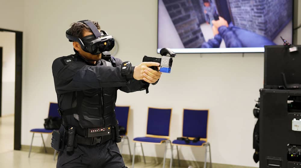 Auch der Einsatz von Schusswaffen ist der Teil des virtuellen Einsatzes.  / Foto: Stefan Rampfel/dpa Auch der Einsatz von Schusswaffen ist der Teil des virtuellen Einsatzes.  / Foto: Stefan Rampfel/dpa
