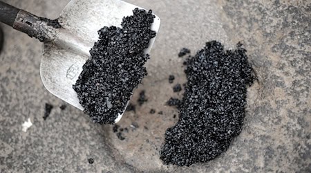 Im ostfriesischen Landkreis Wittmund sollen Betrüger vermeintlich günstige Asphalt- und Pflasterarbeiten anbieten - die Polizei mahnt daher zur Vorsicht. (Symbolbild) / Foto: picture alliance / dpa