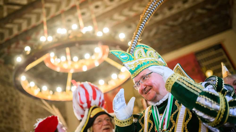 Prinz Andreas Markurth (Andreas II.) hat mit der Prinzenproklamation die Macht in Braunschweig für die sogenannte 5. Jahreszeit übernommen.  / Foto: Julian Stratenschulte/dpa