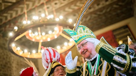 Prinz Andreas Markurth (Andreas II.) hat mit der Prinzenproklamation die Macht in Braunschweig für die sogenannte 5. Jahreszeit übernommen.  / Foto: Julian Stratenschulte/dpa