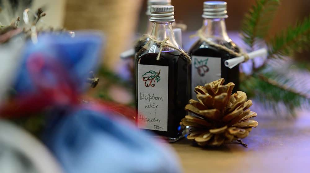 Lavendelpäckchen, Weißdornlikör oder antibiotische Salbe eignen sich hevorragend als Weihnachtsgeschenke. / Foto: Philipp Schulze/dpa