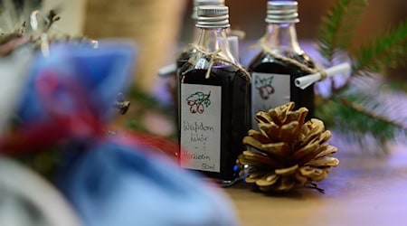 Lavendelpäckchen, Weißdornlikör oder antibiotische Salbe eignen sich hevorragend als Weihnachtsgeschenke. / Foto: Philipp Schulze/dpa