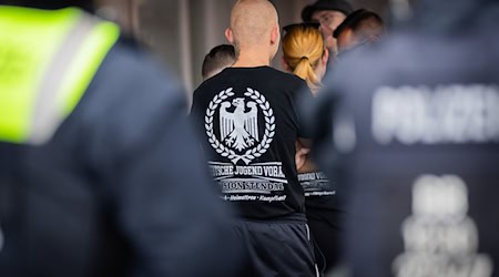 Laut Verfassungsschutz vernetzen sich junge Rechtsextreme zunehmend im Netz – mobilisiert wird aber auch zu Aktionen wie einer CSD-Gegendemo, hier in Brandenburg. (Archivbild) / Foto: Christoph Soeder/dpa