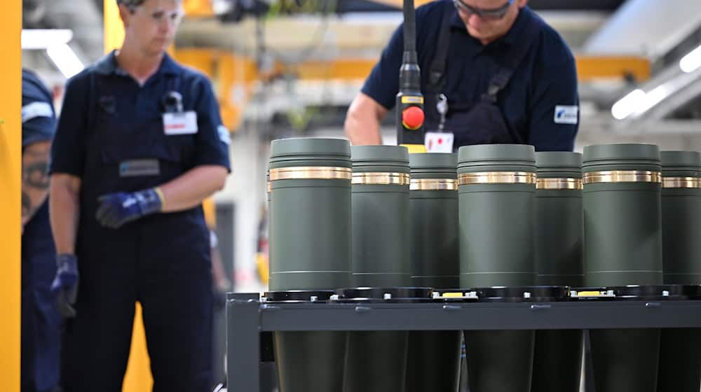 Rheinmetall-Mitarbeiter sind im Werk Unterlüß mit dem Verschließen von 155-Millimeter-Artilleriegranaten beschäftigt. Die Nachfrage nach solcher Munition ist stark gestiegen. (Archivbild) / Foto: Wolf von Dewitz/dpa