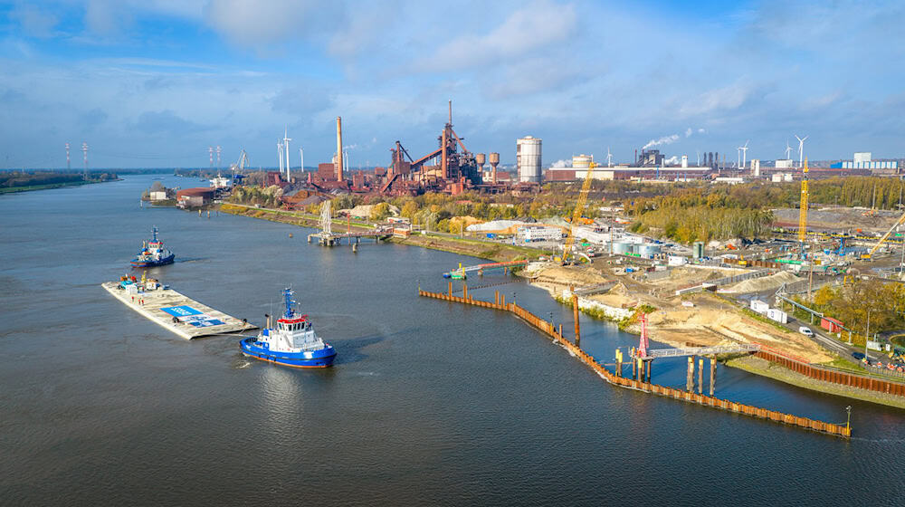 Der Schleppverband kam auf der 60 Kilometer langen Weserfahrt auch an der Tunnelbaustelle vorbei. / Foto: Sina Schuldt/dpa