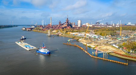 Der Schleppverband kam auf der 60 Kilometer langen Weserfahrt auch an der Tunnelbaustelle vorbei. / Foto: Sina Schuldt/dpa