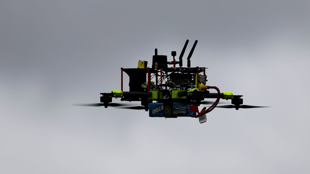 Thomas Röwekamp möchte sich als Vorsitzender des Verteidigungsausschusses des Bundes ein Bild über die Bedrohung und Abwehr von Drohnen verschaffen. (Symbolbild) / Foto: Jan Woitas/dpa