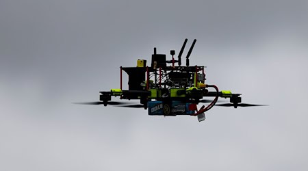 Thomas Röwekamp möchte sich als Vorsitzender des Verteidigungsausschusses des Bundes ein Bild über die Bedrohung und Abwehr von Drohnen verschaffen. (Symbolbild) / Foto: Jan Woitas/dpa