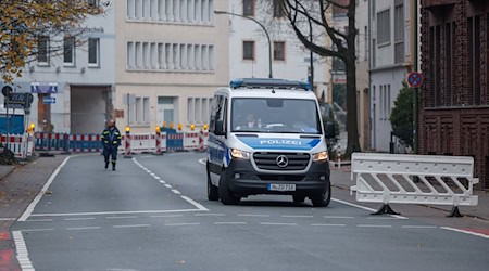 Einsatzkräfte kontrollierten Gebäude und Wohnungen im Evakuierungsgebiet.  / Foto: Friso Gentsch/dpa