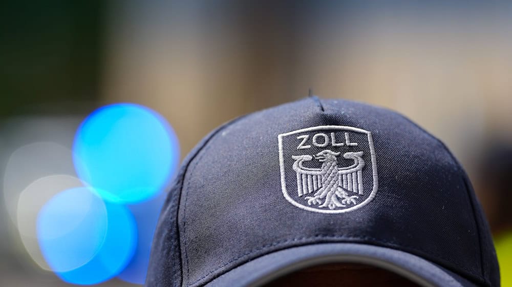 Reisende sowie auch der gewerbliche Warenverkehr werden vom Zoll routinemäßig stichprobenartig kontrolliert (Symbolbild). / Foto: Soeren Stache/dpa