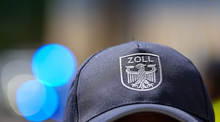 Reisende sowie auch der gewerbliche Warenverkehr werden vom Zoll routinemäßig stichprobenartig kontrolliert (Symbolbild). / Foto: Soeren Stache/dpa