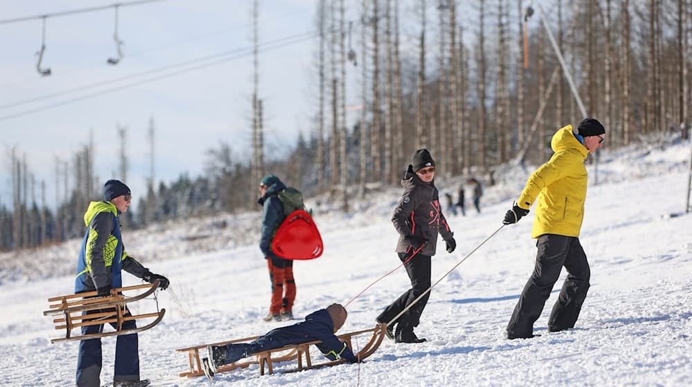 Schnee und Sonnenschein haben am Wochenende viele Besucher in den Harz gelockt.  / Foto: Matthias Bein/dpa