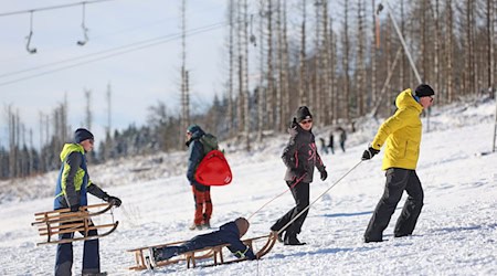 Schnee und Sonnenschein haben am Wochenende viele Besucher in den Harz gelockt.  / Foto: Matthias Bein/dpa