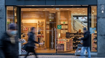 Da sind sie ja, die Schuh-Kartons! Die Pappbehältnisse stehen im Zentrum eines Rechtsstreits. / Foto: Monika Skolimowska/dpa