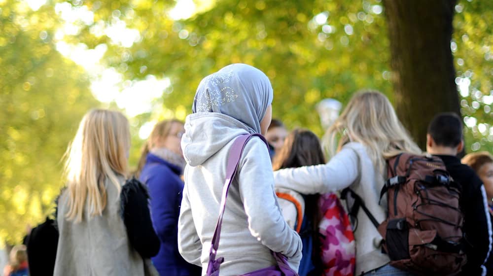 Für die Regel, das Tragen von Kopftüchern nur auf Antrag erlauben zu wollen, musste eine Schule in Melle viel Kritik einstecken - und ist inzwischen zurückgerudert. (Archivfoto) / Foto: Julian Stratenschulte/dpa
