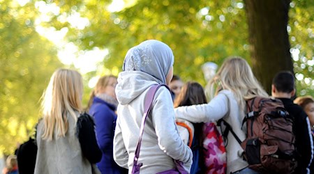 Für die Regel, das Tragen von Kopftüchern nur auf Antrag erlauben zu wollen, musste eine Schule in Melle viel Kritik einstecken - und ist inzwischen zurückgerudert. (Archivfoto) / Foto: Julian Stratenschulte/dpa