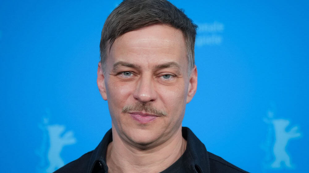 Auch der international bekannte Schauspieler Tom Wlaschiha («Game of Thrones», «Stranger Things») spielt in der neuen ARD-Serie mit. (Archivbild) / Foto: Soeren Stache/dpa