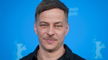 Auch der international bekannte Schauspieler Tom Wlaschiha («Game of Thrones», «Stranger Things») spielt in der neuen ARD-Serie mit. (Archivbild) / Foto: Soeren Stache/dpa