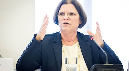 Die Wirtschaftssenatorin wehrt sich gegen die Vorwürfe der Opposition.  / Foto: Sina Schuldt/dpa