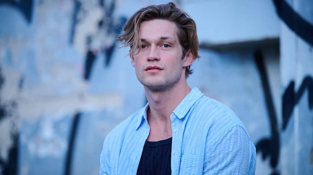 Verträumter und zugleich wachsamer Blick auf die Welt: Damian Hardung. / Foto: Annette Riedl/dpa