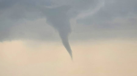 Nach Angaben der Meteorologen entstehen Tornados durch große Temperaturunterschiede zwischen Boden und höheren Luftschichten. (Symbolbild) / Foto: Sebastian Hansen/Blaulichtrheinlandnrw/dpa