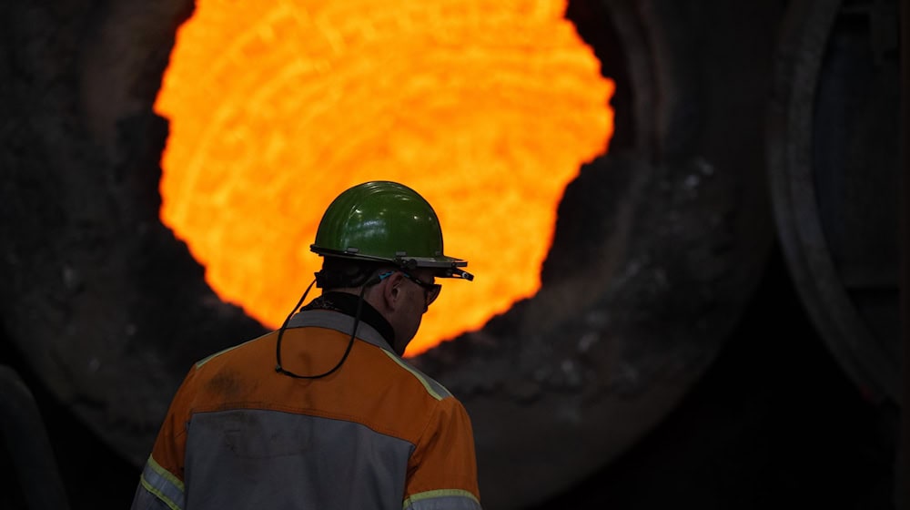 Branche in der Krise: Gestiegene Energiepreise, Billigimporte vor allem aus China, Kosten für den Umbau hin zu einer klimafreundlicheren Stahlproduktion sowie hohe US-Zölle bereiten der Stahlindustrie Probleme. (Archivbild) / Foto: Sebastian Kahnert/dpa