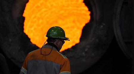Branche in der Krise: Gestiegene Energiepreise, Billigimporte vor allem aus China, Kosten für den Umbau hin zu einer klimafreundlicheren Stahlproduktion sowie hohe US-Zölle bereiten der Stahlindustrie Probleme. (Archivbild) / Foto: Sebastian Kahnert/dpa