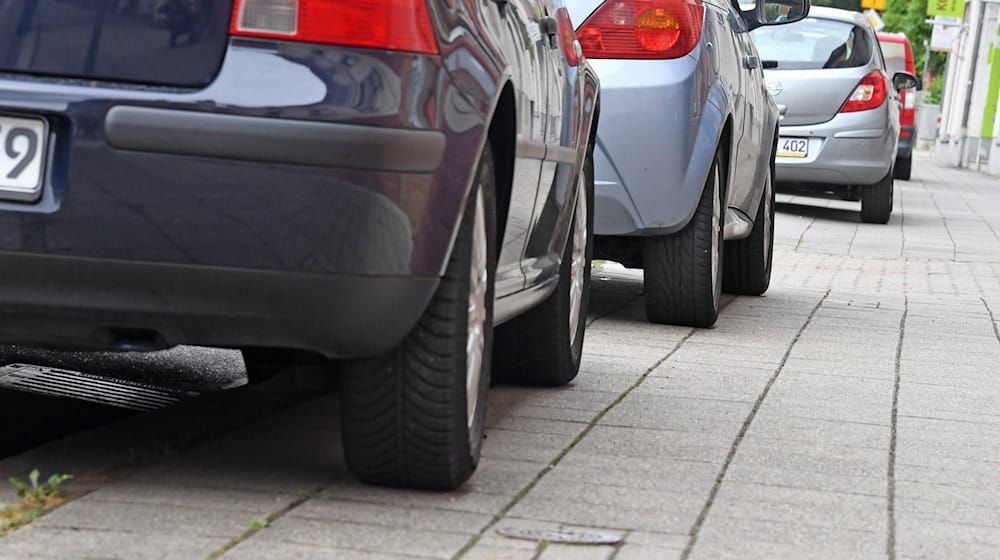 Auf Gehwegen parkende Autos versperren Rollstühlen oder Kinderwagen häufig den Weg. (Symbolbild) / Foto: Uli Deck/dpa