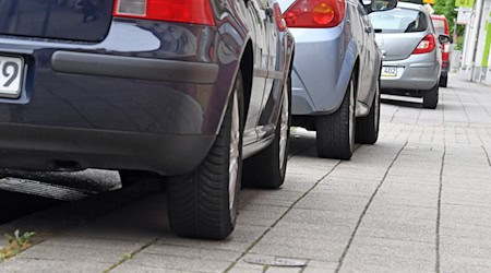 Auf Gehwegen parkende Autos versperren Rollstühlen oder Kinderwagen häufig den Weg. (Symbolbild) / Foto: Uli Deck/dpa
