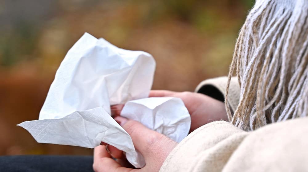 Zu Atemwegserkrankungen zählen kleinere Infekte wie ein Schnupfen aber auch die Grippe. (Symbolbild) / Foto: Elisa Schu/dpa