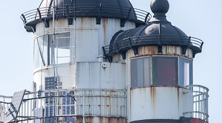 Nach Ansicht von mehr als 5000 Menschen soll der rot-weiße Leuchtturm an seinem jetzigen Standort in der Wesermündung bleiben. (Archivbild) / Foto: Sina Schuldt/dpa