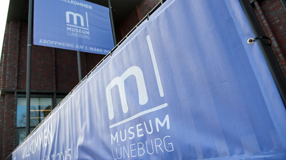 Eine Ausstellung in Lüneburg zeigt, wie Menschen mit Tattoos ihr selbstverletzendes Verhalten überwinden. / Foto: picture alliance / dpa