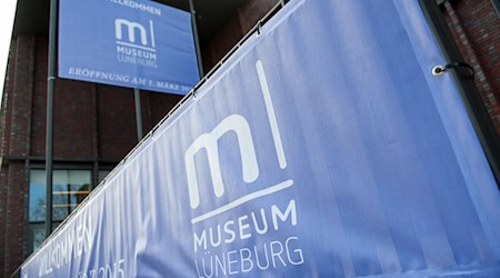 Eine Ausstellung in Lüneburg zeigt, wie Menschen mit Tattoos ihr selbstverletzendes Verhalten überwinden. / Foto: picture alliance / dpa