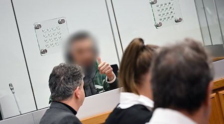 Bislang sind im Prozess gegen das hinter einer Glaswand sitzende mutmaßliche Mitglied der Hisbollah Verhandlungstermine bis August 2026 angesetzt. / Foto: Shireen Broszies/dpa