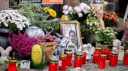 Auch Monate nach den tödlichen Schüssen hinterlassen Menschen am Tatort Blumen, Kerzen und Nachrichten im Gedenken an Lorenz.  / Foto: Hauke-Christian Dittrich/dpa