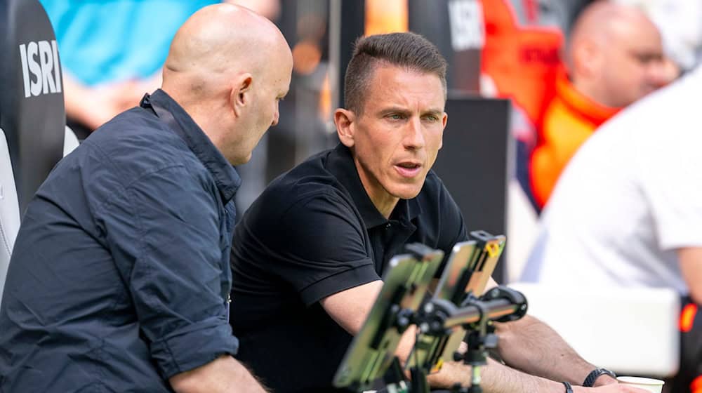 Wolfsburgs Geschäftsführer Sport Peter Christiansen (l) und Interimstrainer Daniel Bauer. / Foto: David Inderlied/dpa