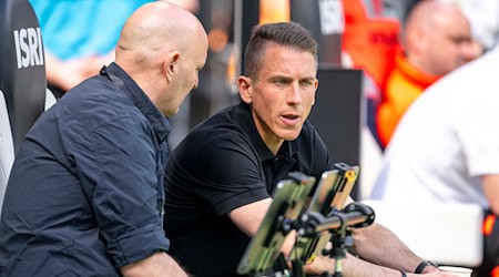 Wolfsburgs Geschäftsführer Sport Peter Christiansen (l) und Interimstrainer Daniel Bauer. / Foto: David Inderlied/dpa