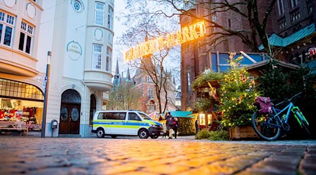 Für die beginnenden Weihnachtsmärkte werden aufwendige Sicherheitskonzepte erstellt.  / Foto: Hauke-Christian Dittrich/dpa