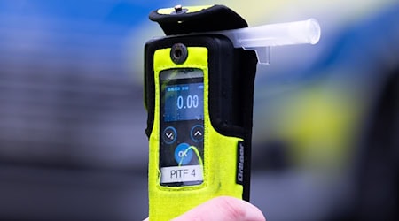 Bei einem Alkoholtest am frühen Morgen misst die Polizei in Emden bei einem Autofahrer fast dreieinhalb Promille. (Symbolbild) / Foto: Soeren Stache/dpa