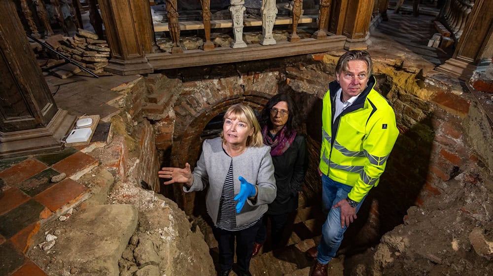 In einer Gruft in der Stadtkirche von Jever vermuten die Leiterin des Schlossmuseums Jever, Antje Sander (links), die Referatsleiterin für das Regionalreferat Oldenburg beim Niedersächsischen Landesamt für Denkmalpflege, Jana Esther Fries (Mitte), und der Projektleiter beim Staatlichen Baumanagement Region Nord-West, Ralf Dröge, das Grab der letzten Herrscherin des Jeverlandes, Fräulein Maria von Jever. / Foto: Markus Hibbeler/dpa